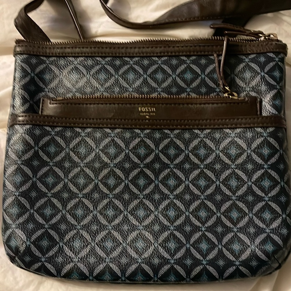 Only used a few times. Cute Fossil crossbody purse very clean, lots of pockets:)